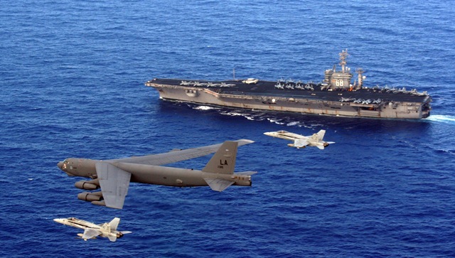 B-52 z eskortą dwóch F-18 (zdjęcie U.S.Navy / PD)