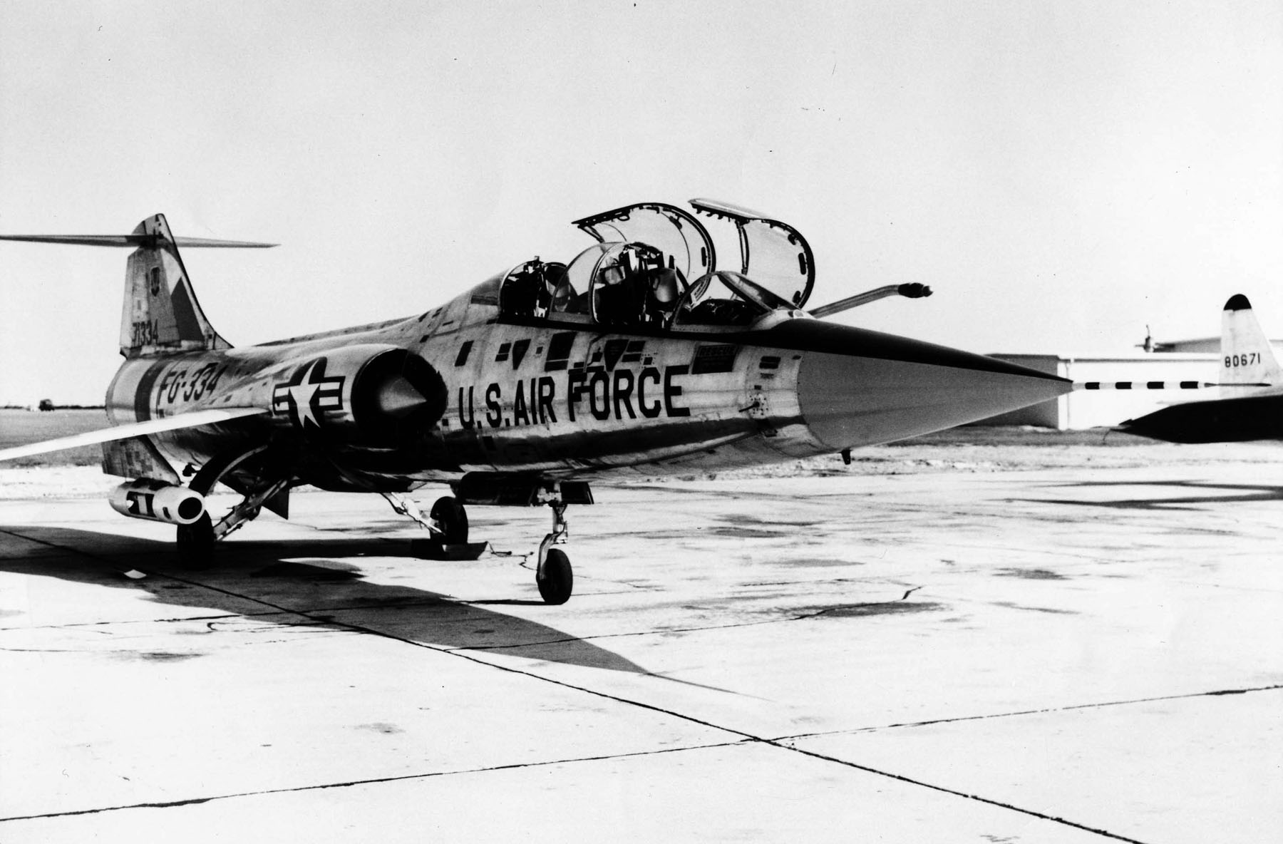 F-104 na ziemi. Widoczna sonda tankowania. (Zdjęcie: USAF / PD)